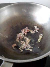 口感丰富的鸡腿菇炒肉片做法图解3)