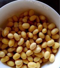 香香的黄豆炖猪蹄做法图解3)