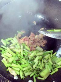 家常菜芹菜香干炒肉做法图解5)
