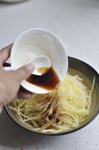 家常菜炝拌土豆丝做法图解8)