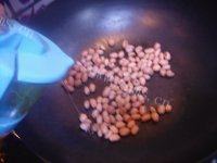 很有口感的油酥花生米做法图解3)