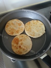 美味的芹菜猪肉馅饼做法图解11)