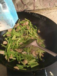家常菜芹菜炒肉片做法图解12)