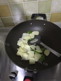 色香味俱全的青椒土豆片做法图解3)