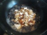 家常菜黑木耳炖豆腐做法图解4)