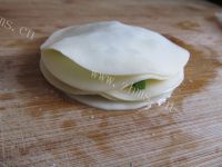 美味的饺子皮版葱油饼做法图解7)