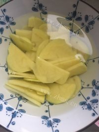芹菜炒土豆片做法图解1)