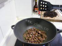 自制牛肉辣椒酱做法图解5)