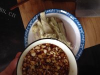 美味的凉拌手撕茄子做法图解8)