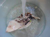 芹菜洋葱炒墨鱼鲞做法图解2)