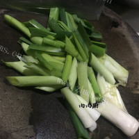 冬日的马蹄胡萝卜炖羊排做法图解4)