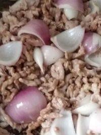 家常胡萝卜蒜苔炒肉丝做法图解7)