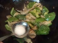 青椒炒蘑菇做法图解8)