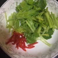 美味佳肴般的木耳炒鸡蛋做法图解2)