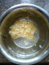 美味的银耳雪梨汤做法图解2)