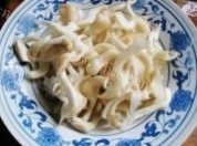 诱人的肉丝炒五彩做法图解4)