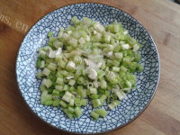 家常菜芹菜炒肉末做法图解2)