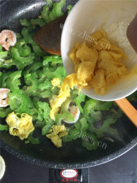 家常:苦瓜虾仁滑蛋做法图解7)