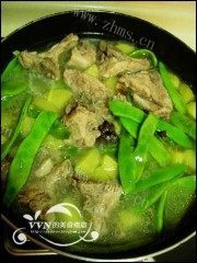 家常菜排骨油豆角炖土豆做法图解6)