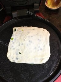 满口清香的葱油饼做法图解22)
