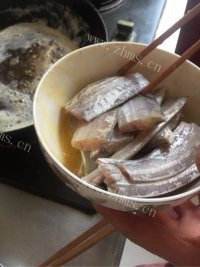 美味的炸带鱼做法图解4)