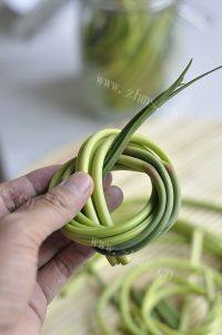 独特的腌蒜苔做法图解9)