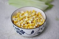 超爱的新鲜水果玉米汁做法图解2)