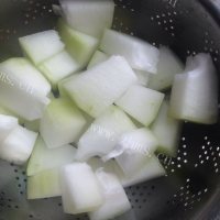 美味的排骨冬瓜汤做法图解2)