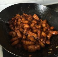 好吃的五花肉炖土豆做法图解2)