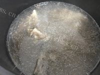 自制薏米云苓芡实煲猪筒骨做法图解4)