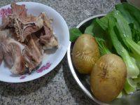 好吃的青菜土豆肉骨汤做法图解1)