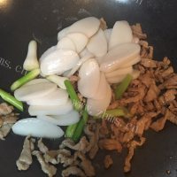 自制肉丝炒年糕做法图解6)