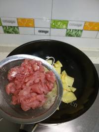 家常美食蒜香猪肉土豆做法图解4)