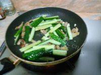 家常菜猪肉炒青瓜做法图解5)