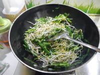 珍馐美味的韭菜炒绿豆芽的做法图解七
