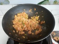 快餐鸡蛋辣白菜炒饭做法图解6)