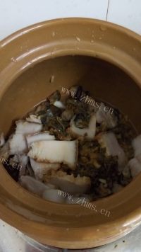 好吃的梅菜干炖扣肉做法图解4)
