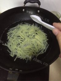 喷香的尖椒土豆丝做法图解3)