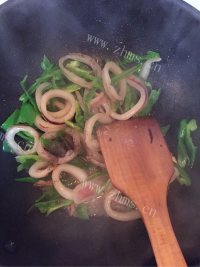 美味的青椒鱿鱼圈做法图解13)