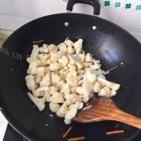 家常菜干煸菜花做法图解4)