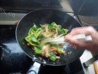 家常菜青椒炒肉做法图解3)