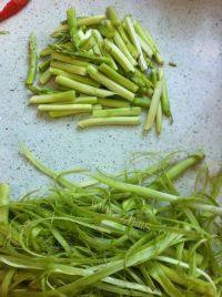 家常菜芦笋炒虾做法图解2)