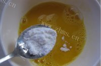 美味的牛奶蒸蛋做法图解3)