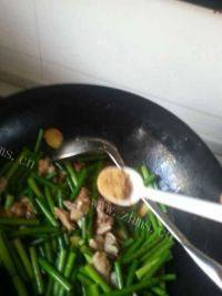家常菜蒜薹炒肉做法图解8)