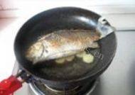 滋补的鲫鱼豆腐汤做法图解3)
