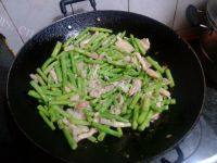 诱人的长豆角炒肉做法图解7)