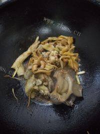 家常菜鸭血粉丝汤做法图解7)