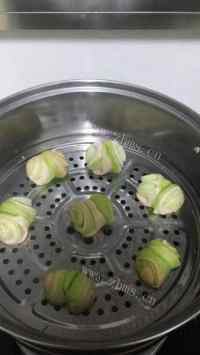 美味的菠菜胡萝卜花卷做法图解10)