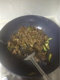 诱人的葱爆羊肉做法图解4)