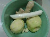 好吃的土豆炖鸡腿做法图解3)